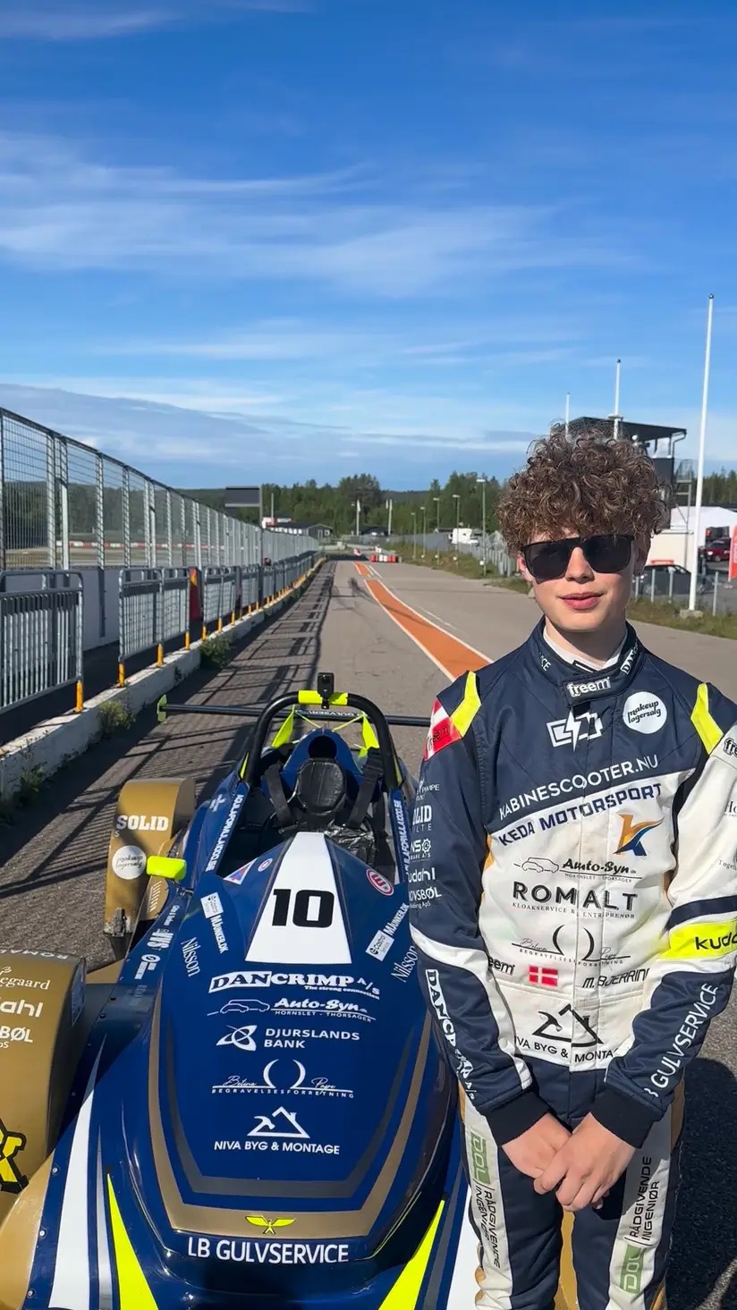 Mason Max Carøe Bjerring ved sin Aquila Formula 1000-racerbil nummer 10